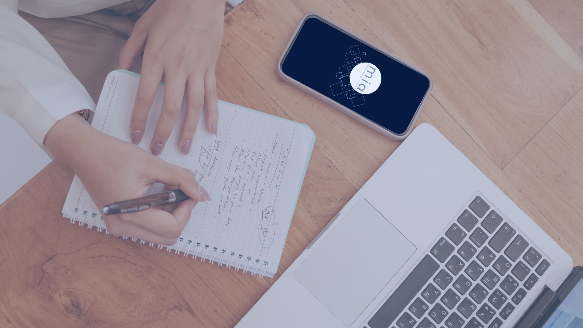 Consultant digital travaillant sur ordinateur